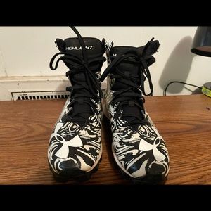 Boys size 5Y Under Armour Highlight Football cleats